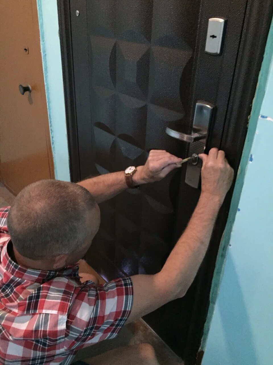 вскрытие замков. вскрыть дверь. аварийное открывание замков мастер. слесарь открыть дверь. замок дверной.