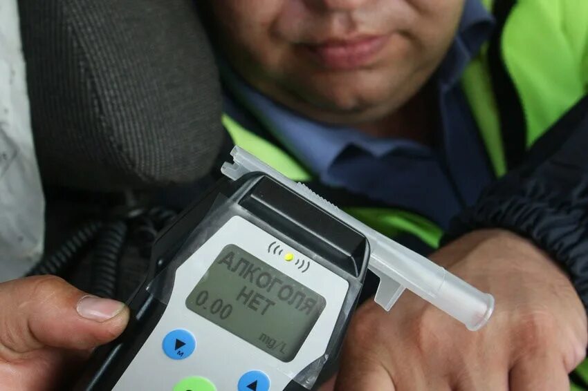 Полиция дпс. Дует в алкотестер. Профессиональный алкотестер алкотест 203. Алкотестер сотрудников дпс. Алкотестер гибдд 2022.