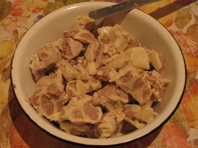 слипшиеся пельмени. растаявшие пельмени. двойные манты. растаявшие пельмени. пельмешки.