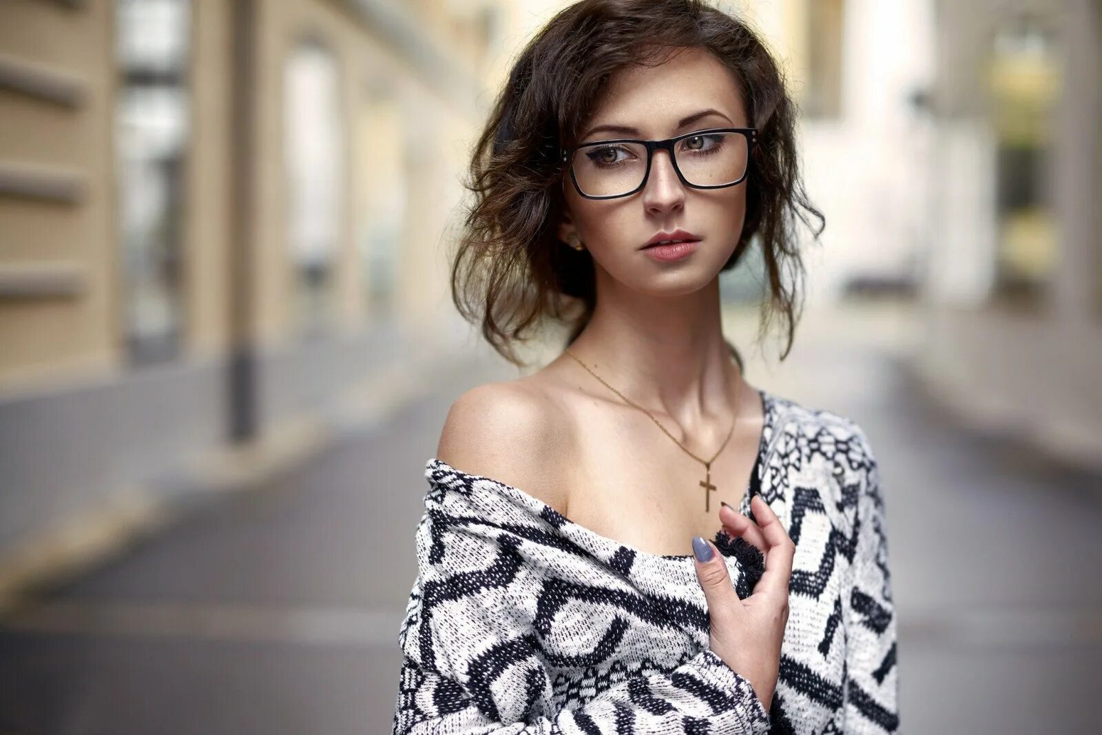 Girls with glasses. Девушка в очках. Девушка в темных очках. Душки на очках. Allison williams 2022.