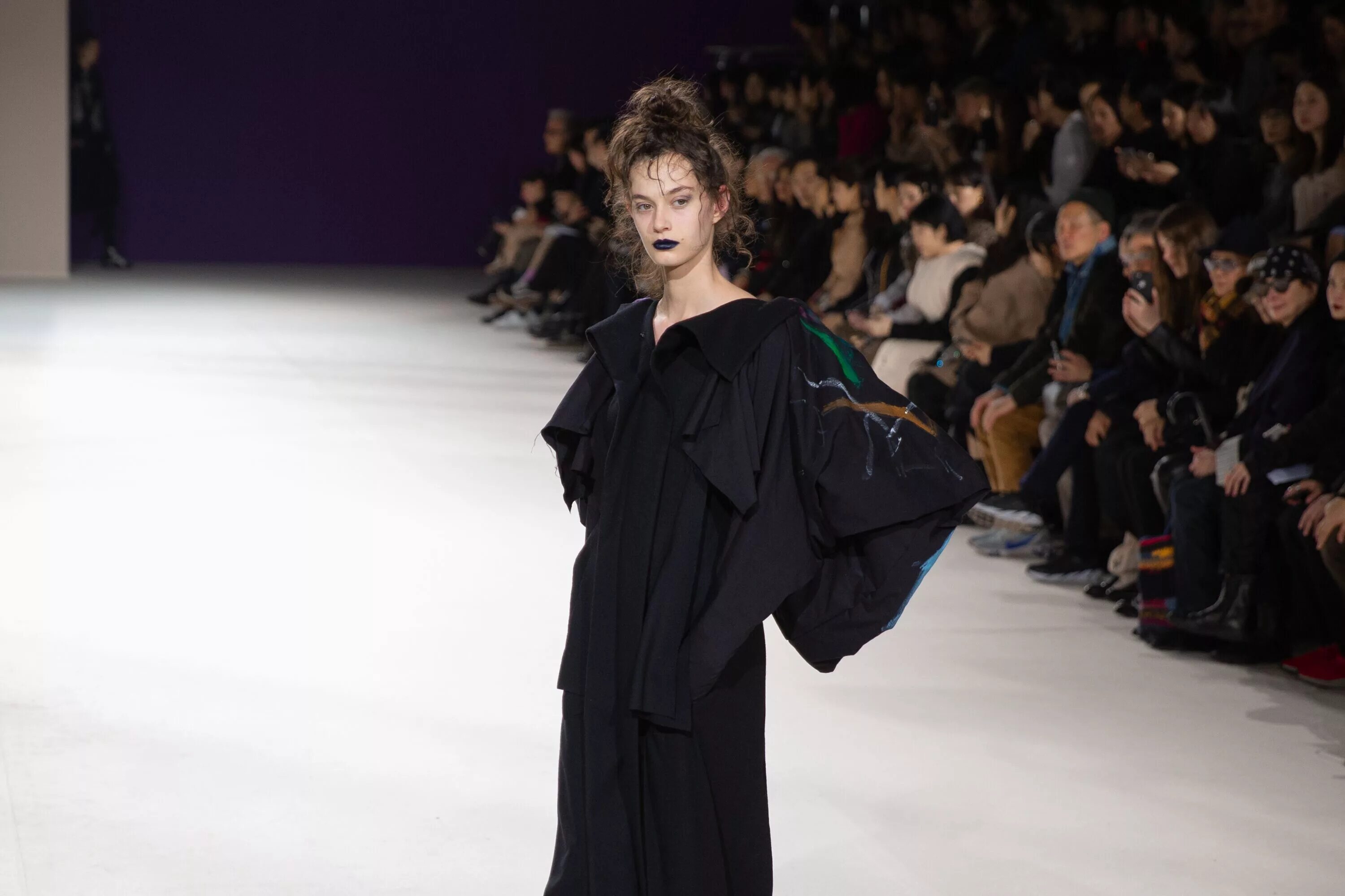 Ямамото йоджи первая коллекция 1981. Yohji yamamoto avant garde. Йоджи ямамото плащ. Йоджи ямамото показ 1997. Yohji yamamoto avant garde.