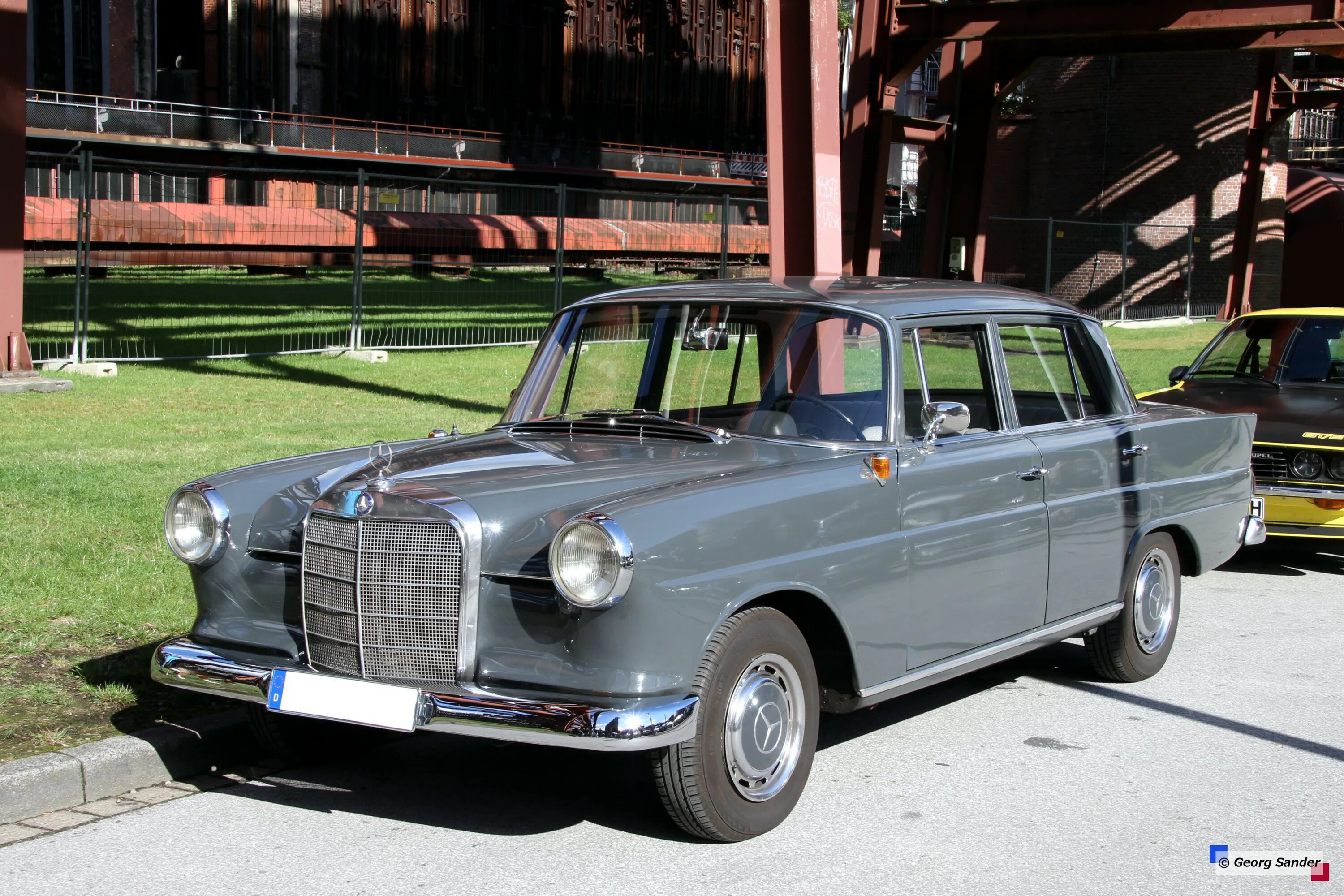 Mercedes-Benz w110. Мерседес 190 (w110). Мерседес w110. Мерседес 110.