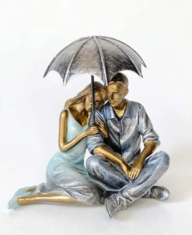 Зонтик сидит. Статуэтка под зонтом. Фигурки пара под зонтом. Статуэтка пара под зонтом. Статуэтка влюбленные под зонтом.