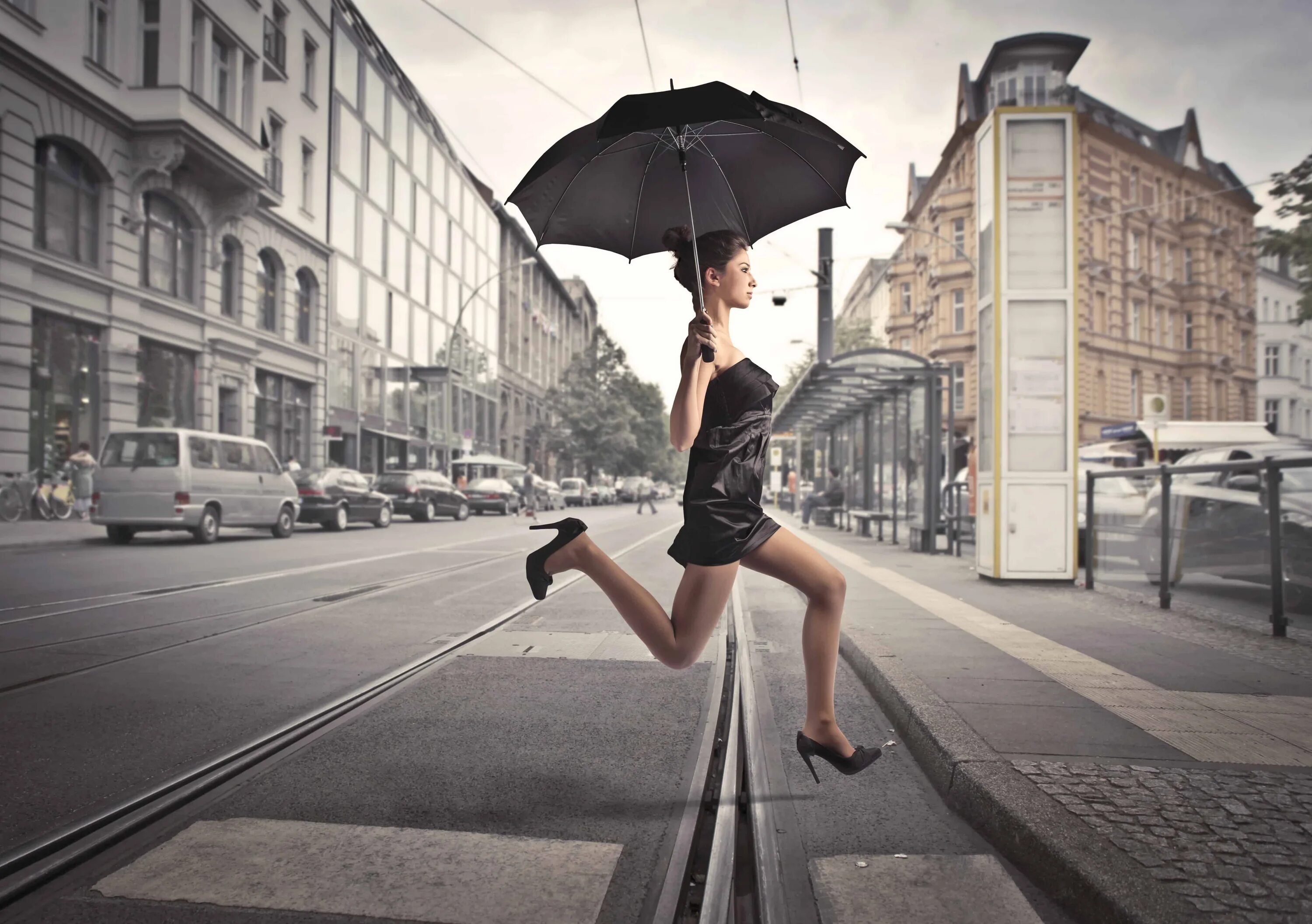 Твердой поступью идущий. Креативная фотосессия в городе. Девушка с зонтом. Счастливая девушка в городе. Девушка убегает.