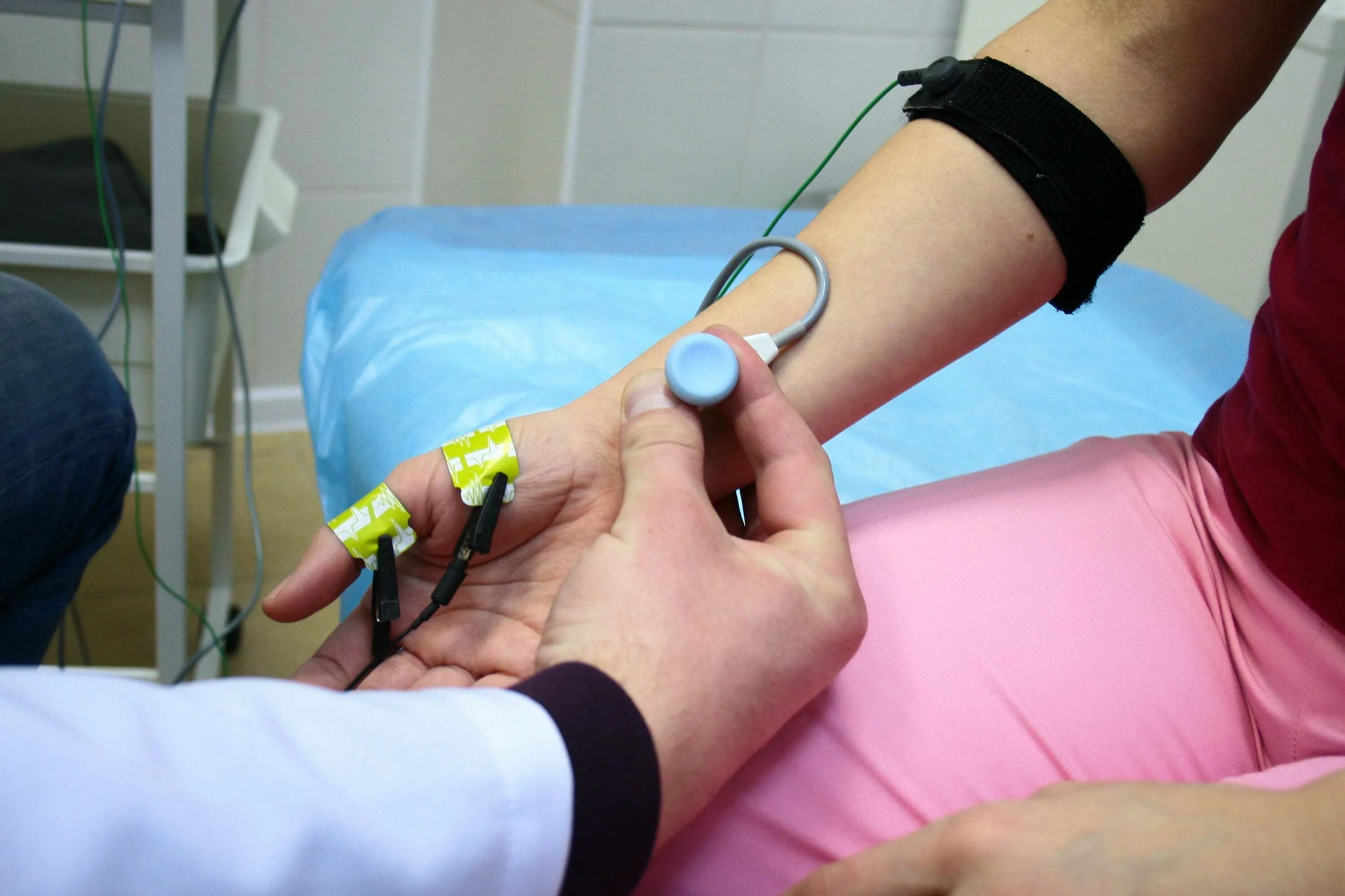 Миография что это. Emg электромиограмма. Аппарат эмг верхних конечностей. Миография что это. Электромиография схема электродов.