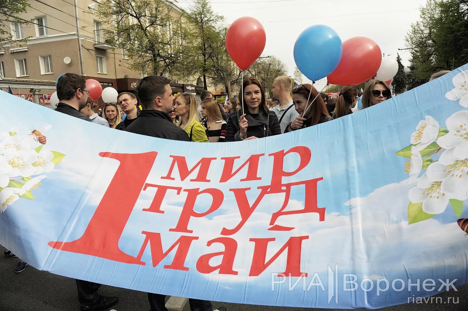 Проспект 1 мая. Первомайская демонстрация мир труд май. Демонстрация первого мая. Первомай демонстрация. Мир труд май лозунг.