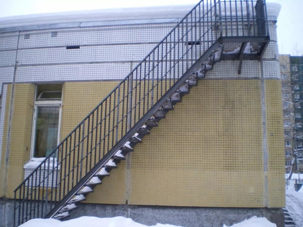 Стационарная 52. Пожарная лестница. Лестница пожарная металлическая. Наружная металлическая лестница. Лестница противопожарная металлическая.