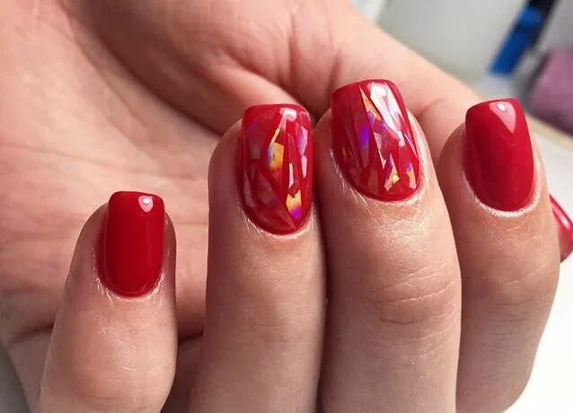 прозрачный крассный маник. маникюр красное стекло. маникюр красное стекло. мраморный маникюр красный. битое стекло на бордовых ногтях.