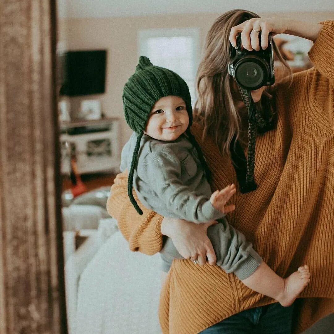 Мам сфоткай. Мам сфоткай. Ребенок фотографирует. Мама фотографирует. Ребенок фотографирует.
