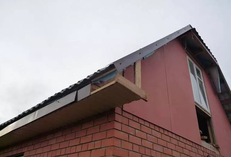 короба на крышу дома. софит сборка фронтонного свеса. подшив франтонного свеса. короба на крышу дома. подшивка полок софитами.