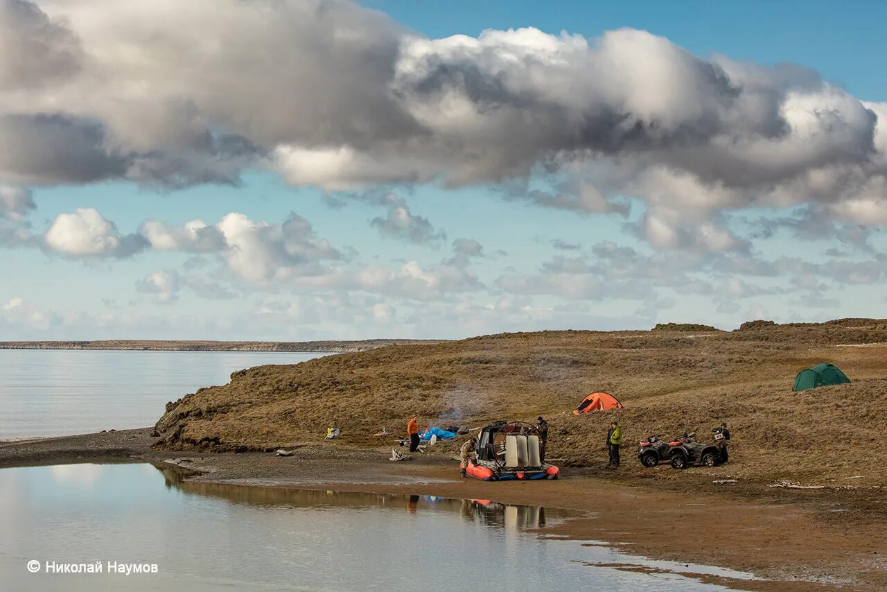 Берег на полуострове таймыр,. Восточное побережье таймыра. Залив марии прончищевой. Таймыр бухта. Хатангский залив таймыр побережье моря лаптевых.