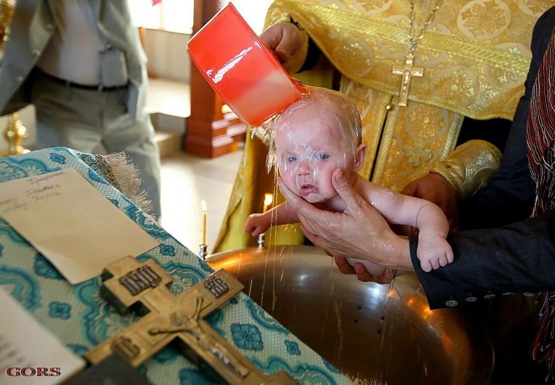 Крестить ребенка. Крещение младенца. Младенец в церкви. Крещение детей в православной церкви. Почему нельзя быть крестными