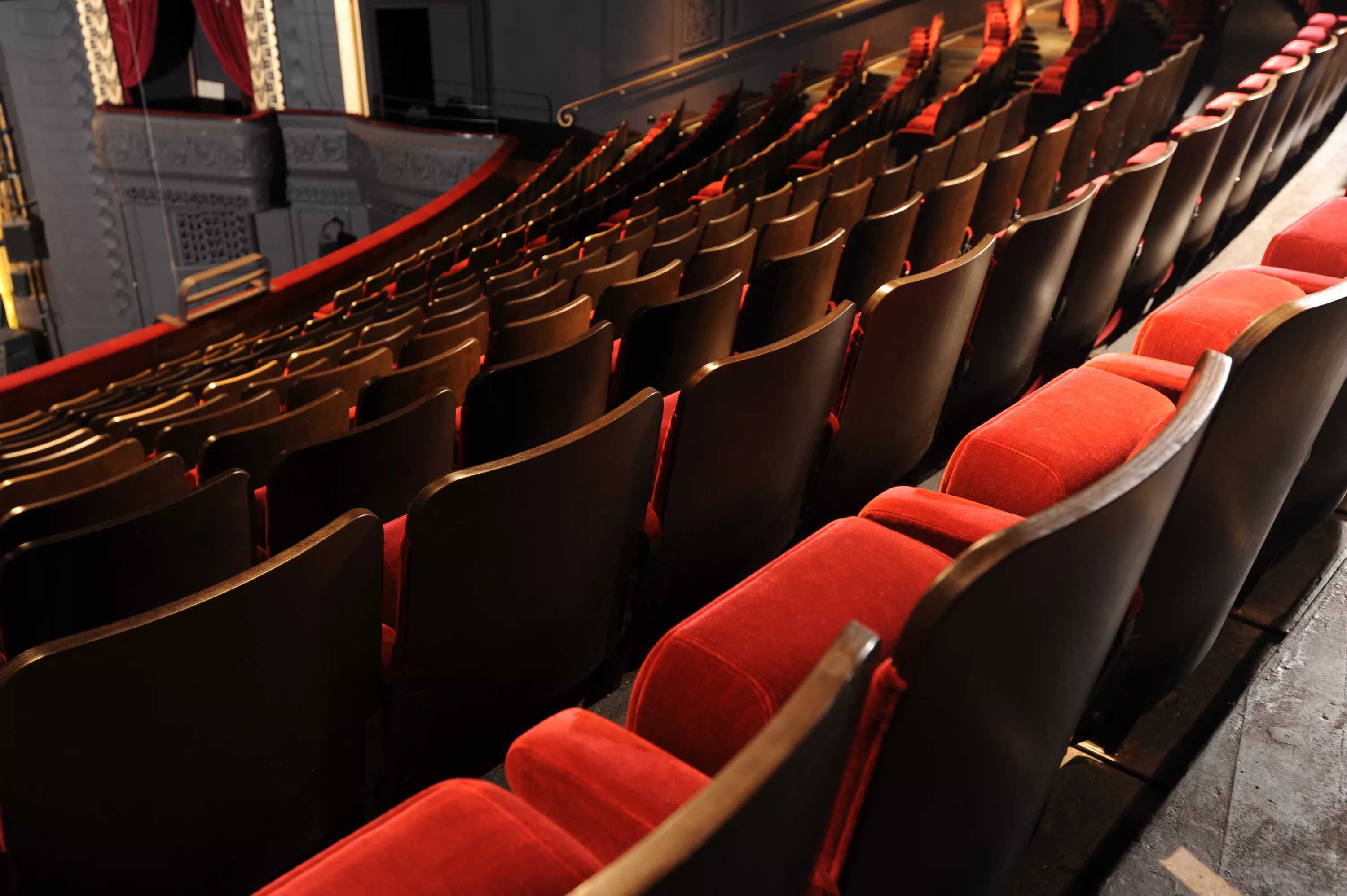 Theater seating. Сиденья в кинотеатре. Кресла в кинотеатре. Стиль кресел в кинотеатрах. Стулья в театре.