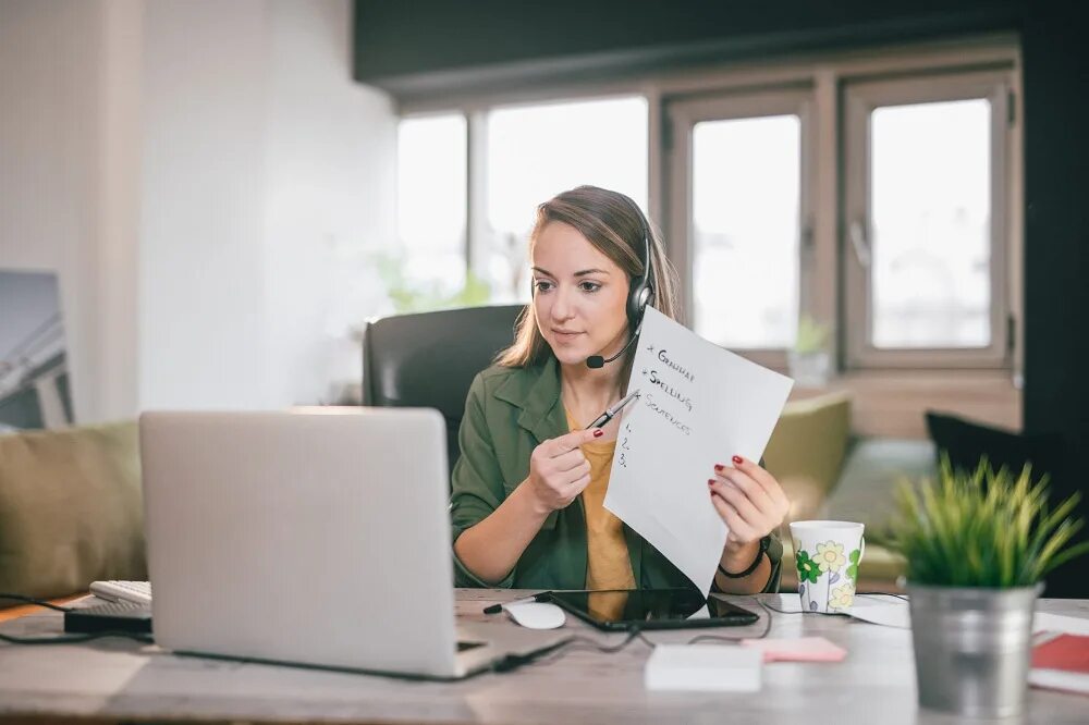 Учитель с ноутбуком. Преподаватель работа на дому