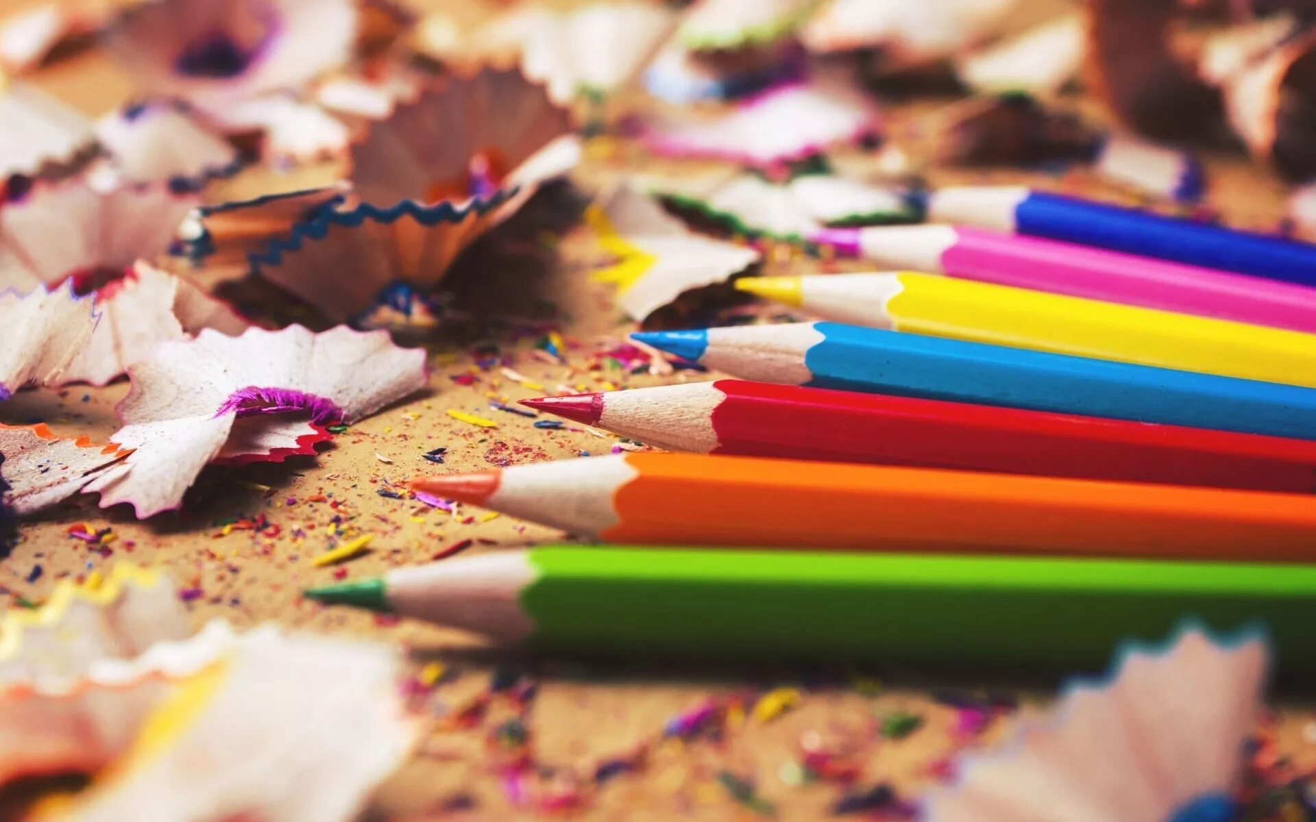 Цветные карандаши на столе. Разбросанные цветные карандаши. Интересные карандаши. Раскиданные карандаши на столе.