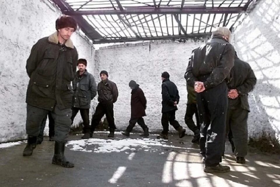 Прогулочный дворик в тюрьме. Прогулка заключенных ван гог. Тюрьма зима. Прогулочный дворик в сизо. Прогулки осужденных.