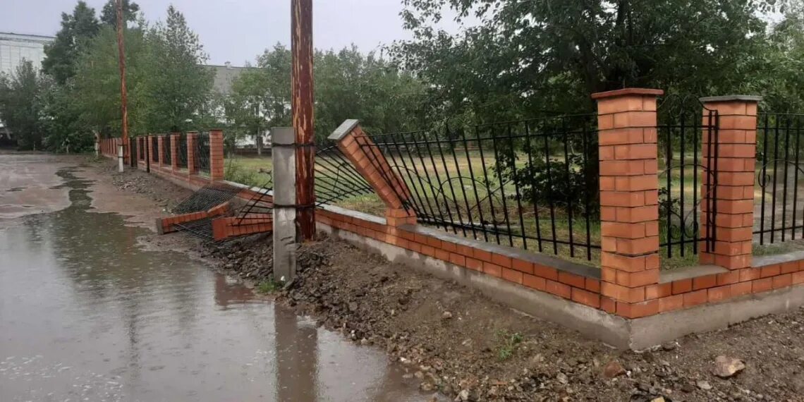 Сломанный забор. Падающий забор. Поваленный забор. Падающий забор. Деревенский забор.