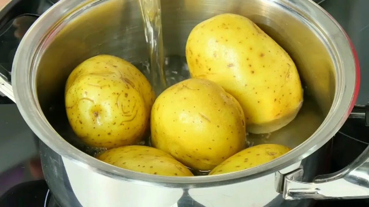 Сколько время варится картошка в воде. Картошка в кастрюле. картофель варится. вареная картошка в кастрюле. вареный картофель в кастрюле.