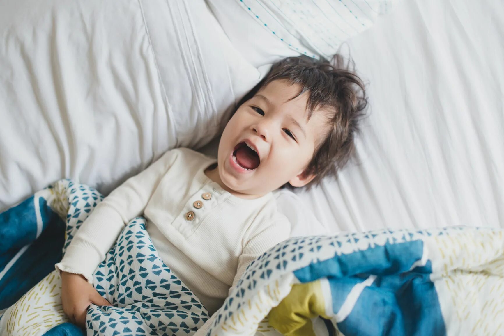 Новорожденный ребенок. Истерики перед сном 1 год. Ребенок просыпается. Малыш перед сном. Истерики перед сном 1 год.