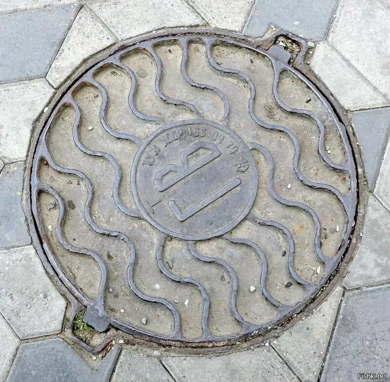 Люк гарнет. Как выглядит люк. Люк канализационный дизайнерский. Необычные люки. Как выглядит люк.