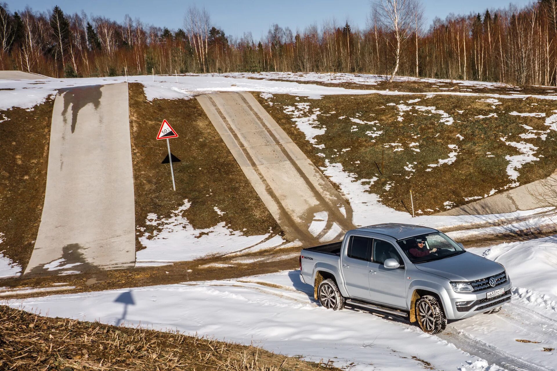 Тест драйв volkswagen. Заднеприводный Амарок. Фольксваген Амарок тест драйв по бездорожью. Амарок катки. Лобовое Amarok.