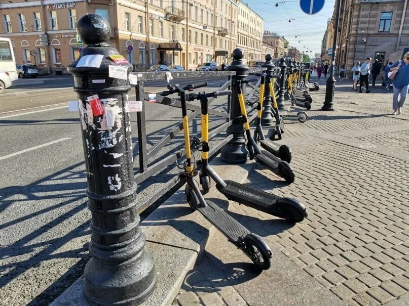 Электросамокаты стоянка Питер. Парковка для электросамокатов. Электросамокаты на улицах Петербурга. Самокаты на улицах Питера.