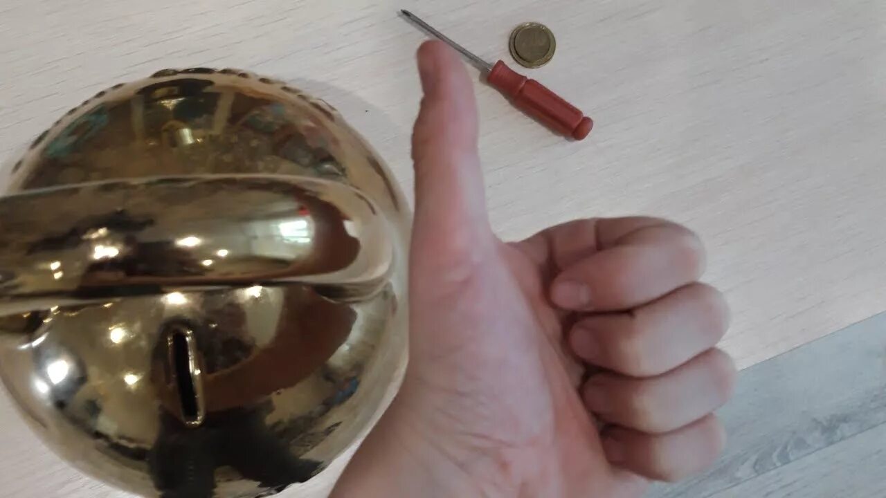 Разбитая копилка. Как достать деньги из копилки. Как достать деньги из копилки не разбивая её. Как достать деньги из копилки не разбивая бумажные. Как достать бумажную денежку из копилки.