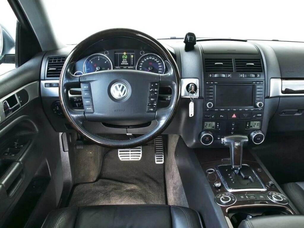 Фольксваген туарег 1 поколения 3.2 бензин. Touareg 2007 салон. Volkswagen Touareg 2004 Interior. Volkswagen Touareg 2007 салон. Фольксваген Туарег 2007 салон.