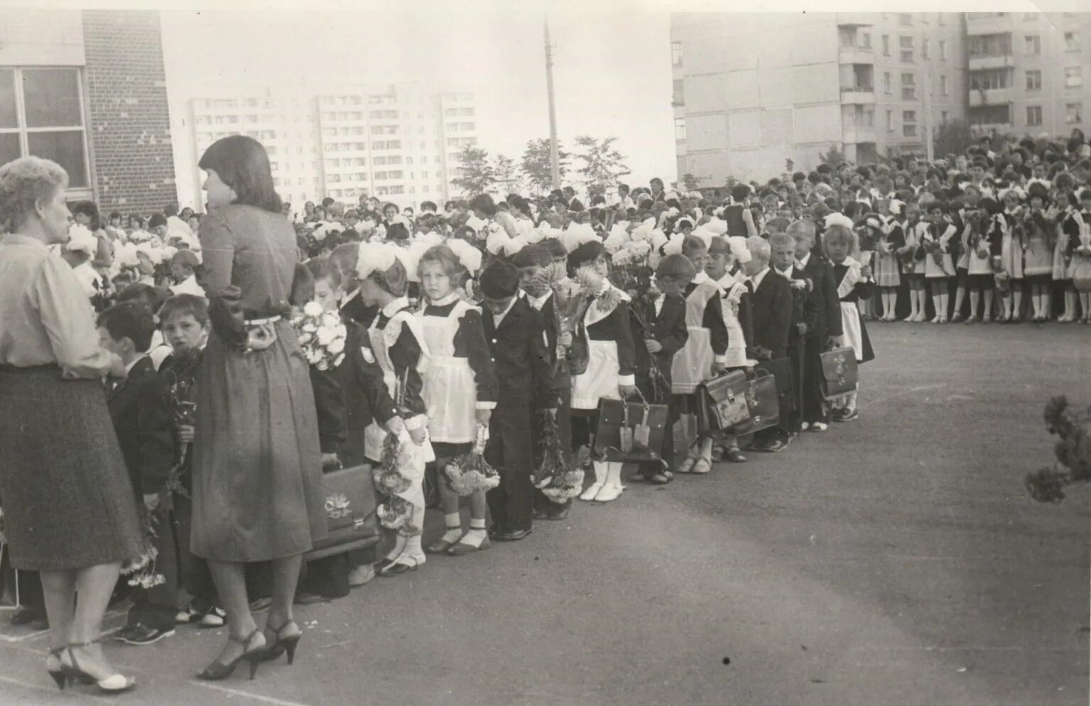 Школа школьные годы. Волосницкая начальная школа в 1965 году. 1 Сентября в школах СССР. Старая Советская школа. Школьная линейка СССР.