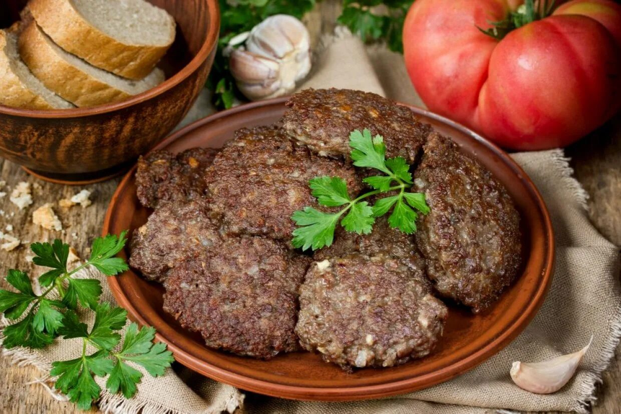 Котлеты из куриной печени на сковороде пышные. Печеночники из говяжьей печени. печёночные оладьи из говяжьей печени. печеночные котлеты. печёночные котлеты из говяжьей печени.