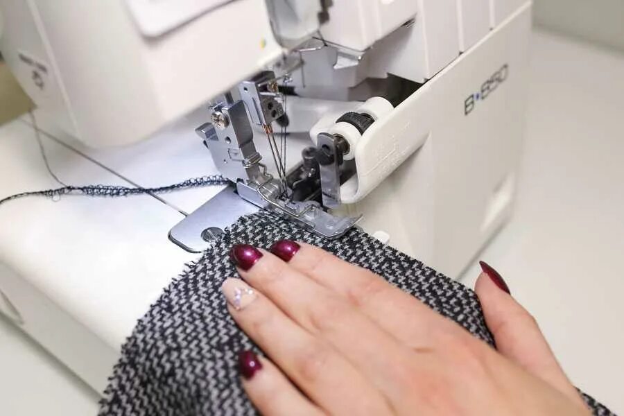 Трикотажный шов на машинке. Швейная машинка для шитья трикотажа. Швейная машина шить трикотаж. Лапка janome для распошивального шва m 200-801-304. Швы на распошивальной машине.