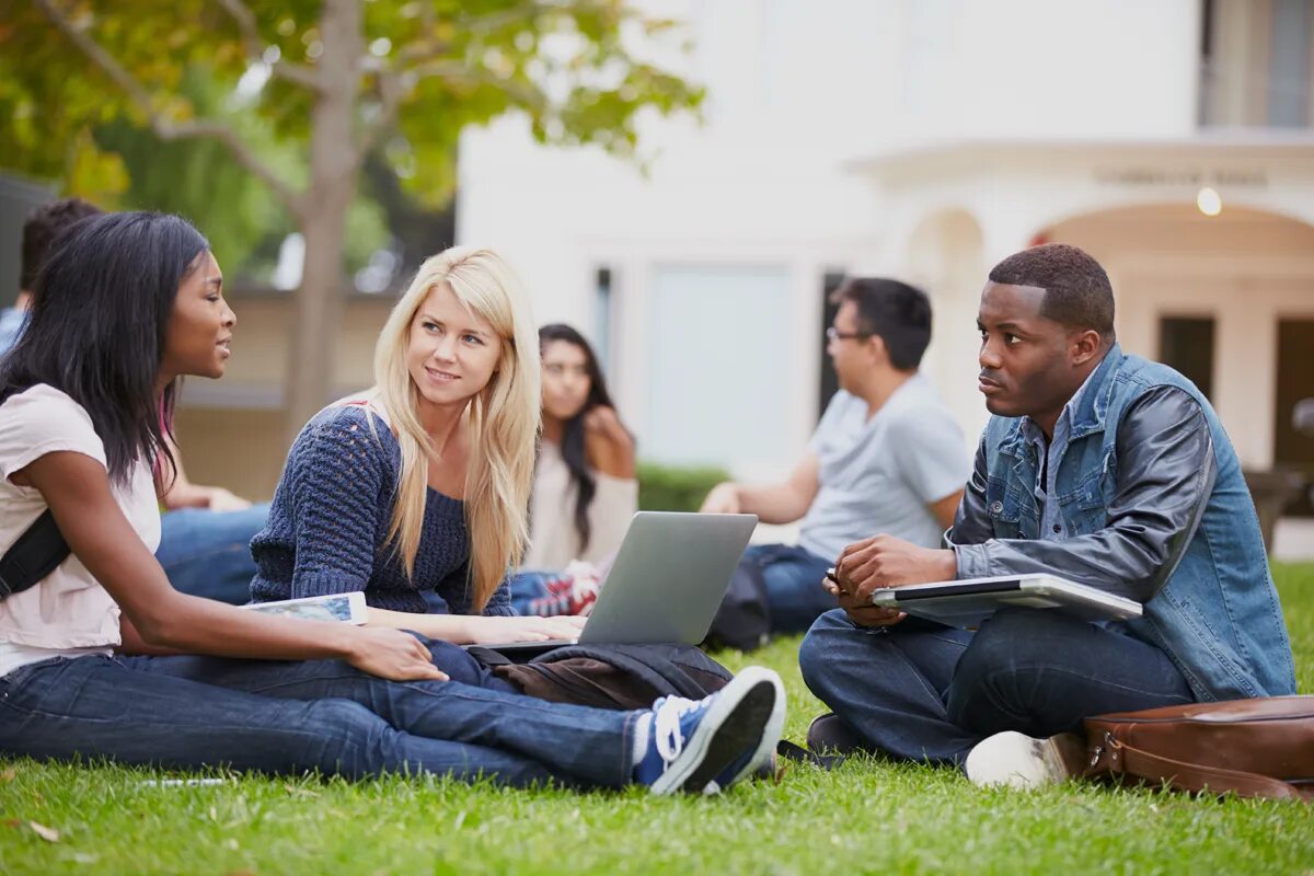 College bi. Группа студентов. Группа людей. Группа иностранных студентов. Студенты на улице.