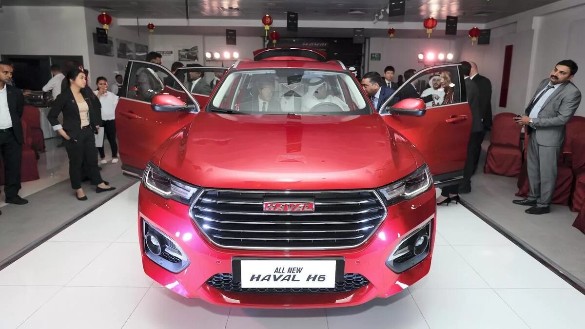 Продажа китайских автомобилей. Китайская машина Хавал 2020. Haval h2 в Китае 2020. Китайская марка автомобиля Хавал сиденья. Автосалон в Китае.