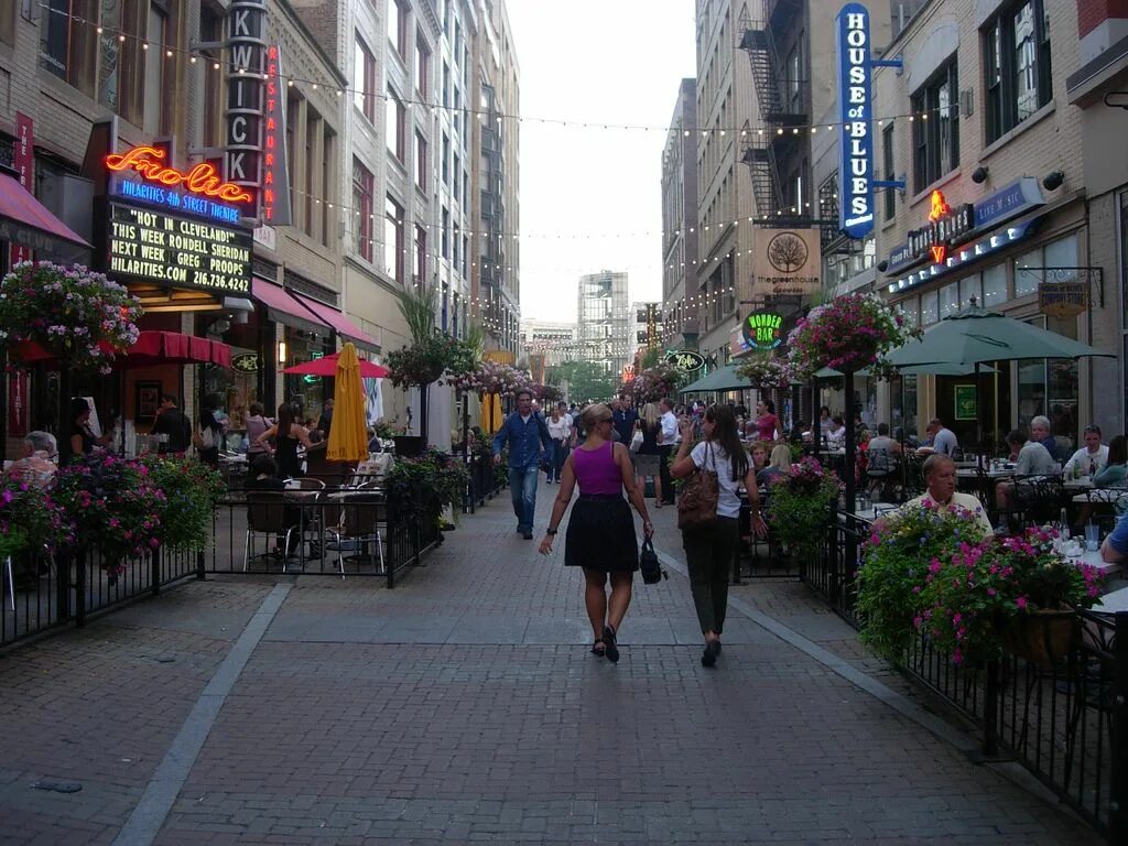 They in this street. Кливленд стрит. Кливленд город в США. Кливленд улицы. Cleveland Ohio.