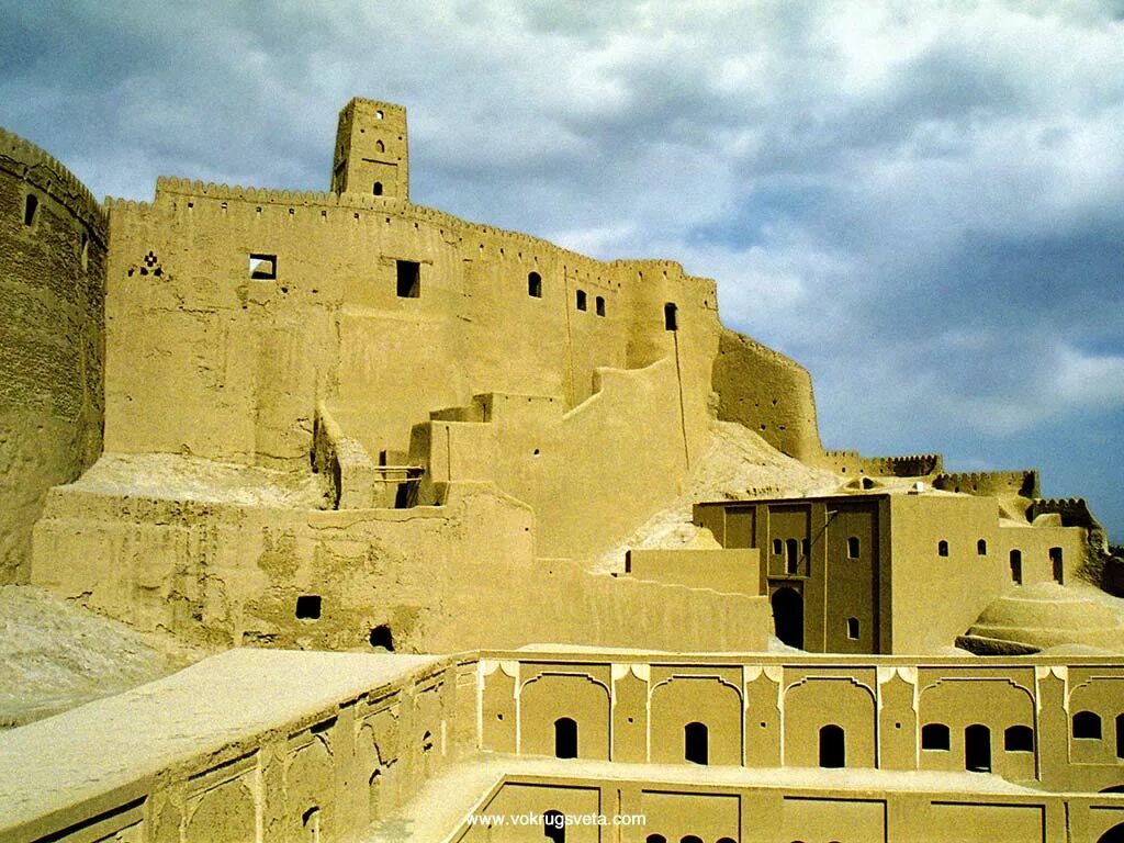 Город керман иран. Цитадель бам иран. Город бам иран достопримечательности. Крепость арг-е бам. Древняя персия крепость.