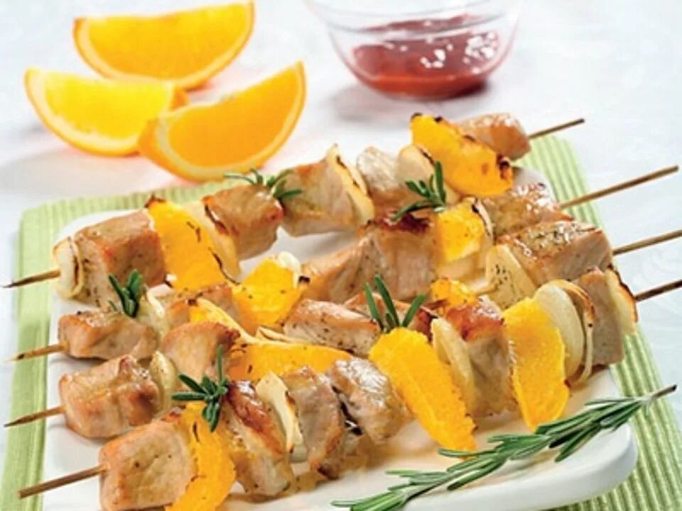 Как вкусно замариновать шашлык с лимоном. Шашлык на шпажках. шашлык куриный. свинина на шпажках в духовке с картошкой. шашлык из рыбы.