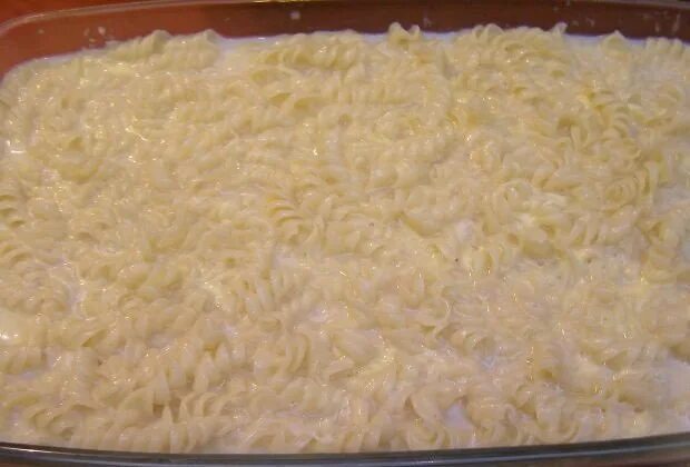 Макароны в духовке с яйцом и молоком. Макароны в молочно яичной заливке в духовке. запеканка из вчерашних макарон в духовке. макароны в духовке залитые молоком и яйцом.