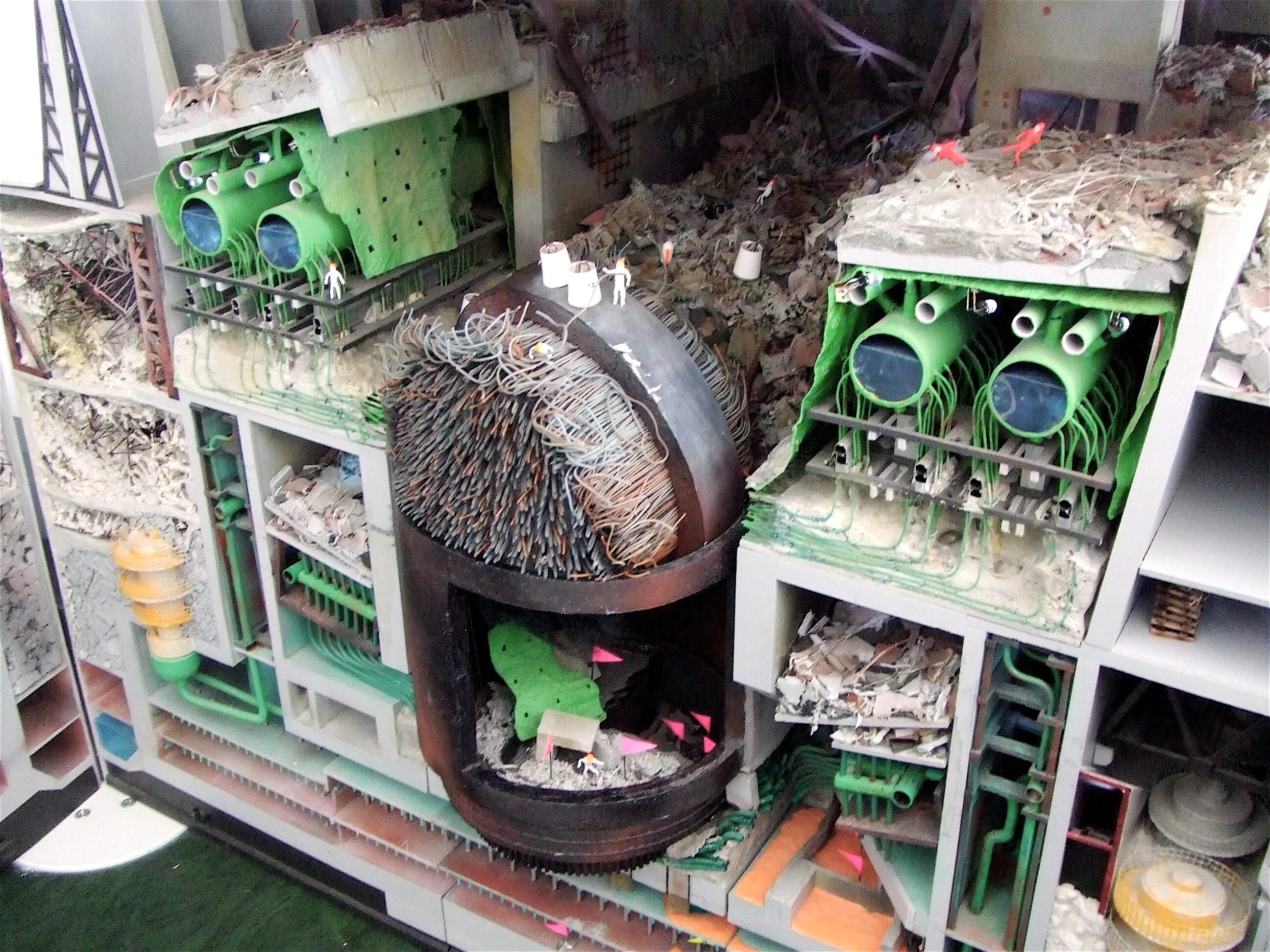 Крышка 4 реактора чаэс. Чаэс внутри реактора елена. Рбмк 1000 4 энергоблок. Крышка реактора 4 энергоблока чаэс. Крышка атомного реактора чаэс.