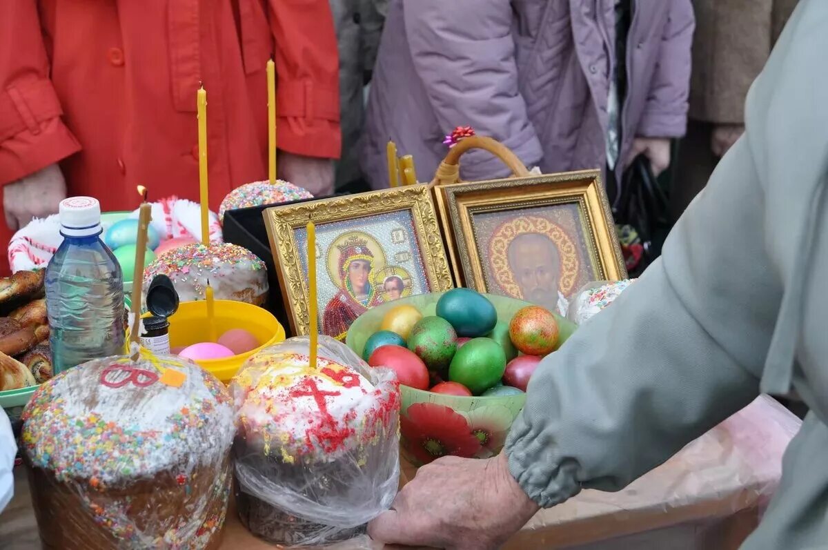 Пасха в 1992 году. Освящение куличей. Куличи на Пасху. Празднование Пасхи в церкви. Пасха Церковь.