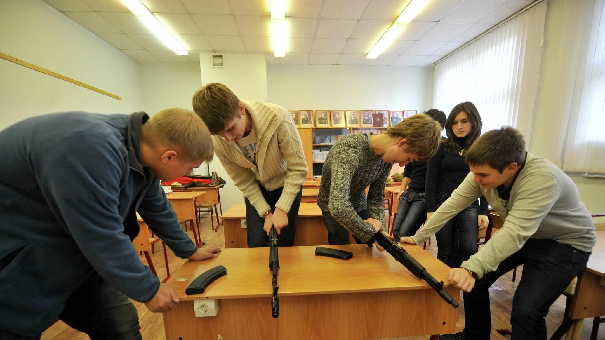 Урок по новой форме. Нвп в школах. военная подготовка в школе. нвп в школах россии. уроки военной подготовки.