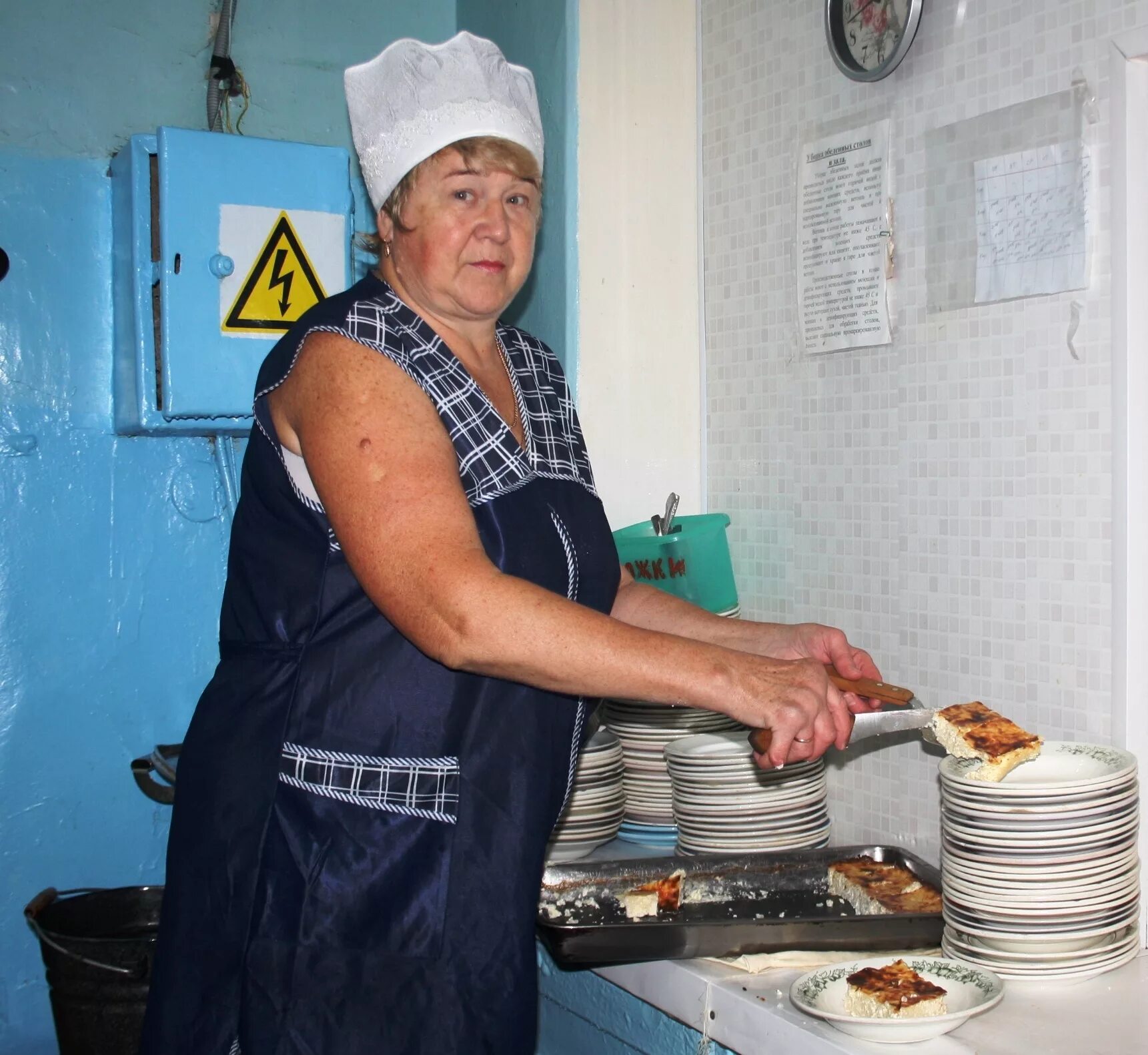 повар на кухне. повариха в столовой. повар в школьной столовой. повариха в столовой. повариха в столовой.