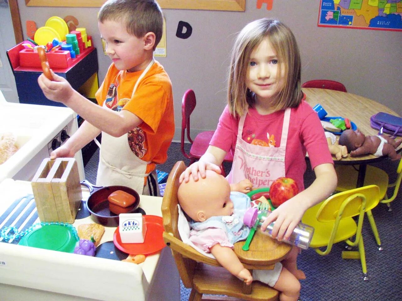 Дети занимаются. Игрушки для детей. Играющие дети дошкольники. Детская версия мама. Игры детей с родителями.