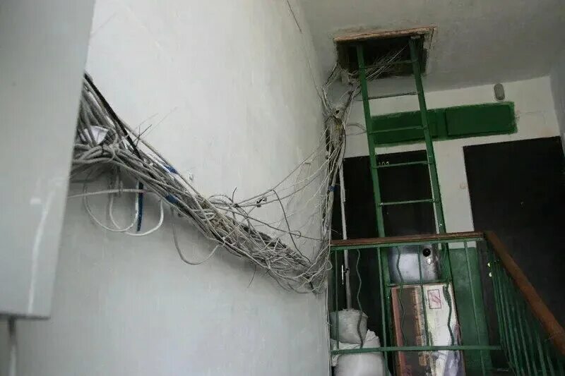 Автоматизированная система коммерческого учета электроэнергии. Сеть интернет в многоквартирном доме. Схема сети gpon для многоэтажного дома. Схема подключения интернет кабеля ростелеком. Провода провайдеров в доме.