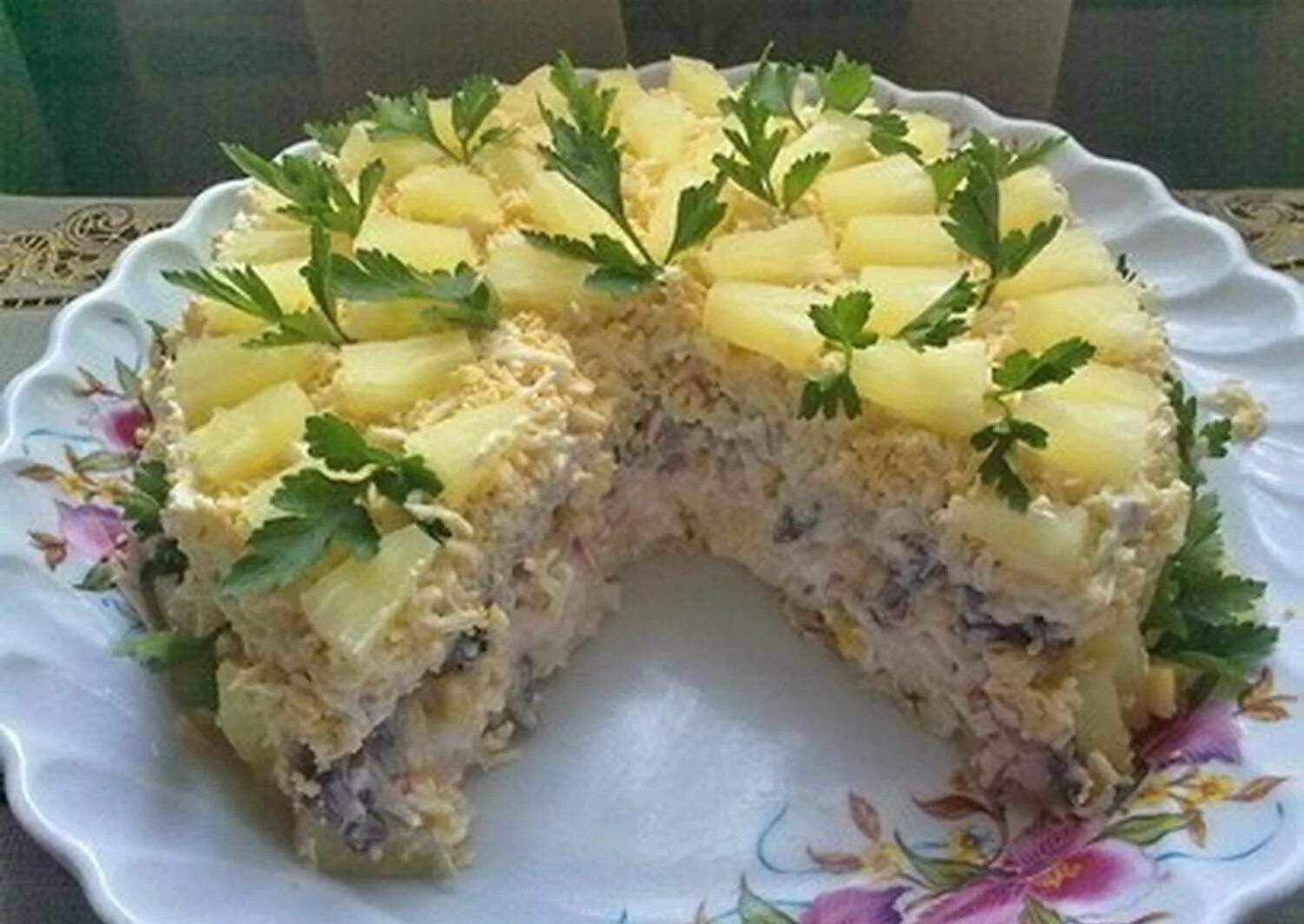 Салат курица с ананасами и грибами слоеный. Торт салат чудо слойка. Слоеный салат с ананасами. Салат с ананасом и курицей слоями. Салат торт с курицей и грибами.