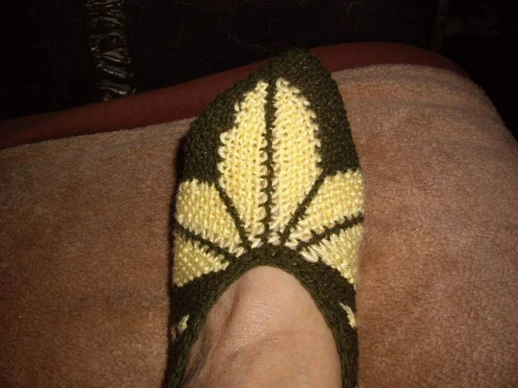 Тапочки листочками. Тапочки листочками. Тапочки- следочки боровой. Вязание спицами тапочек и следков. Следки таши деркач тапочки.