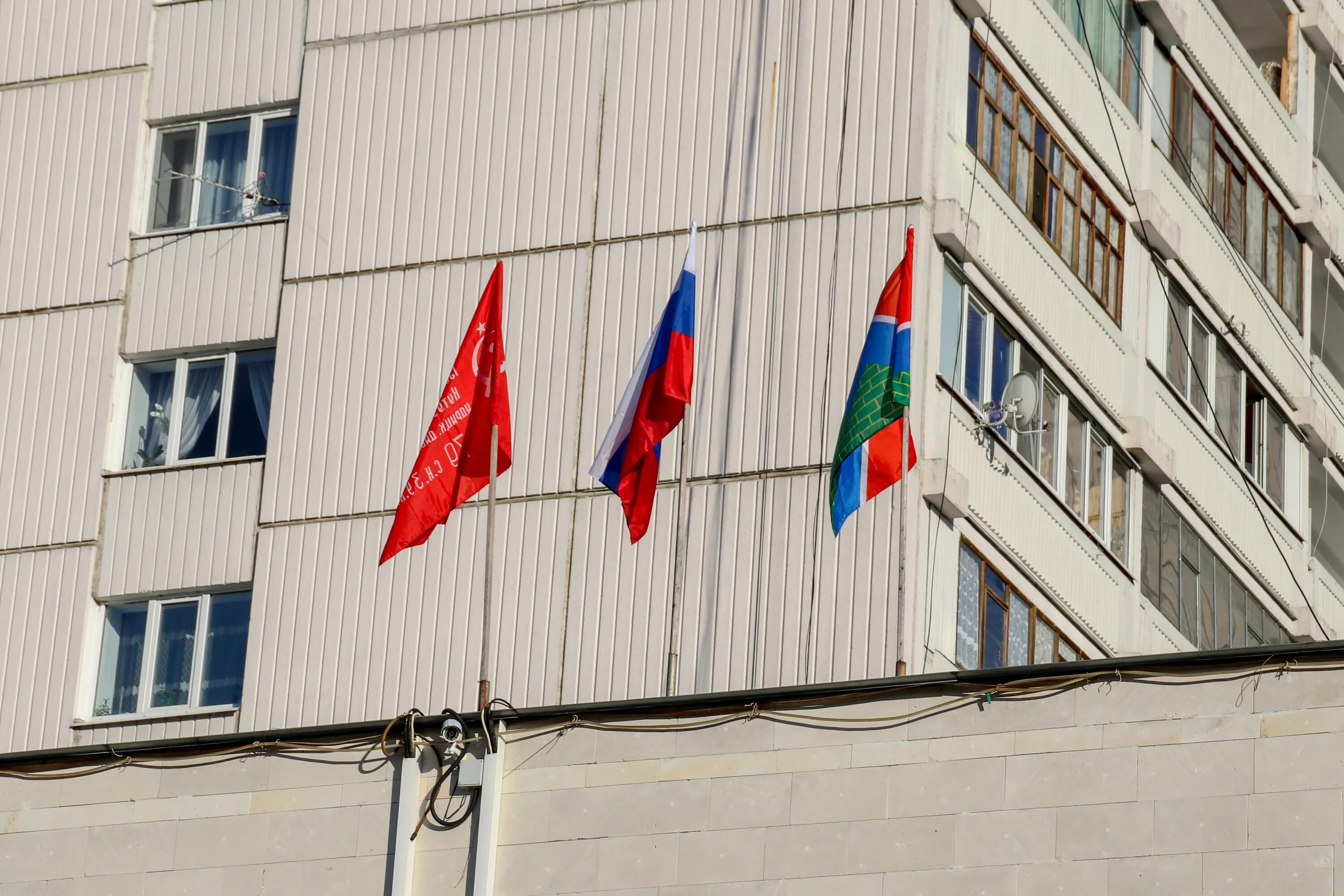 Флаги на мэрии Калининграда. Флагшток на здание. Флаг на здании. Флажки на здании. Почему висят флаги