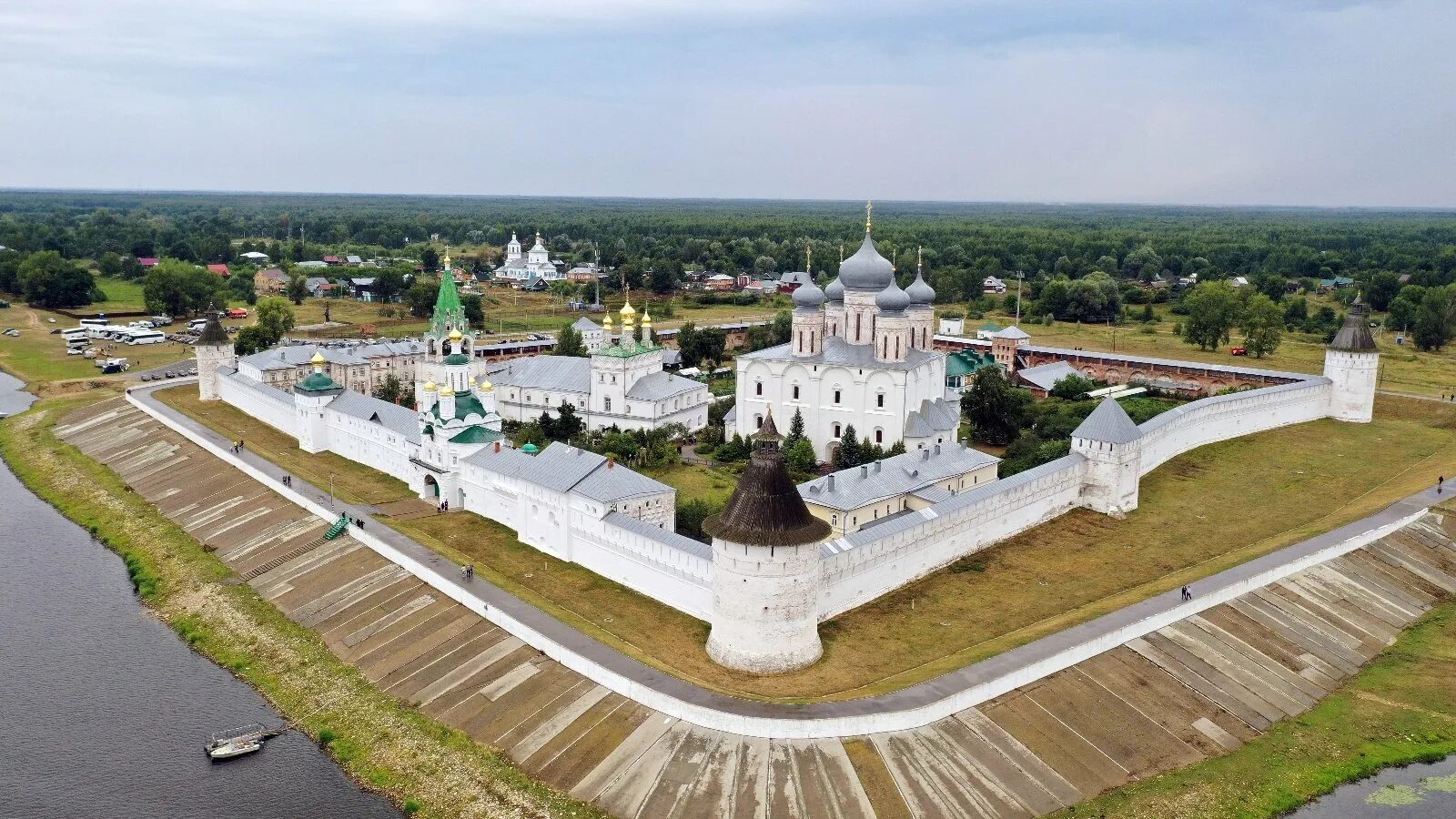 Свято троицкий нижегородская область. Свято-Троицкий Макарьевский Желтоводский монастырь. Макарьевский монастырь Нижегородская область. Желтоводский Макариев монастырь Нижегородская область. Макарьевский монастырь Лысково.