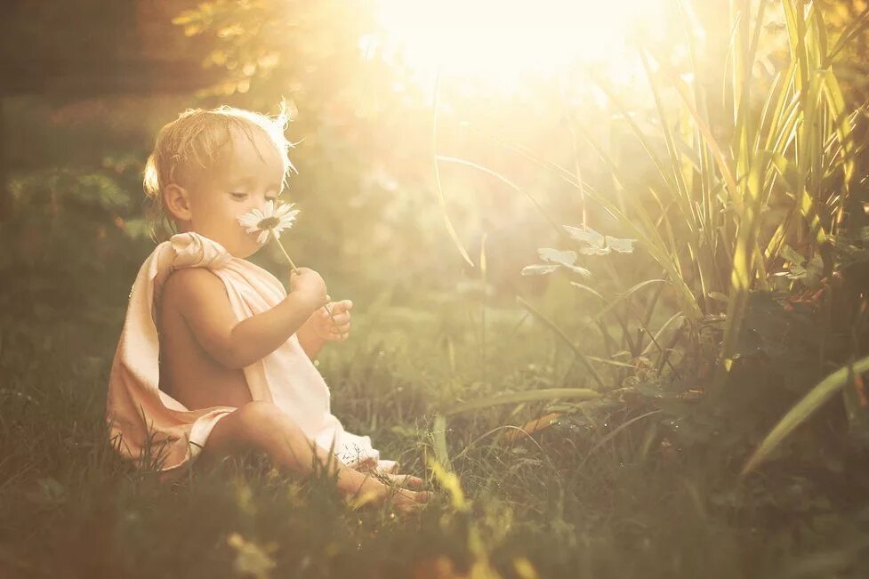 Волшебство для детей. Дети радуются. Счастливая девочка. Солнечные лучи для детей. Дети чудо жизни.