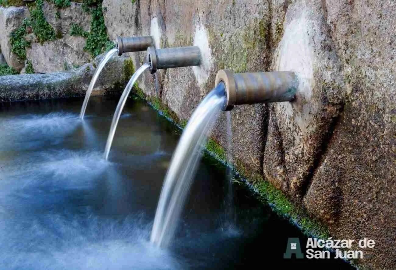 Вода льется из трубы. Из трубы бежит вода. Чистая вода в трубах. Труба из которой льется вода.