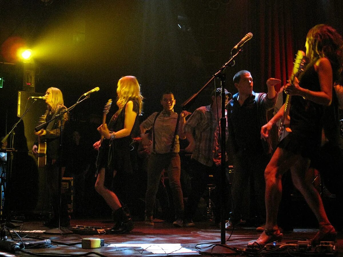Bangles walk like an. The bangles walk like an egyptian. the bangles. группа the bangles 80х. bangles_walk an egyptian.